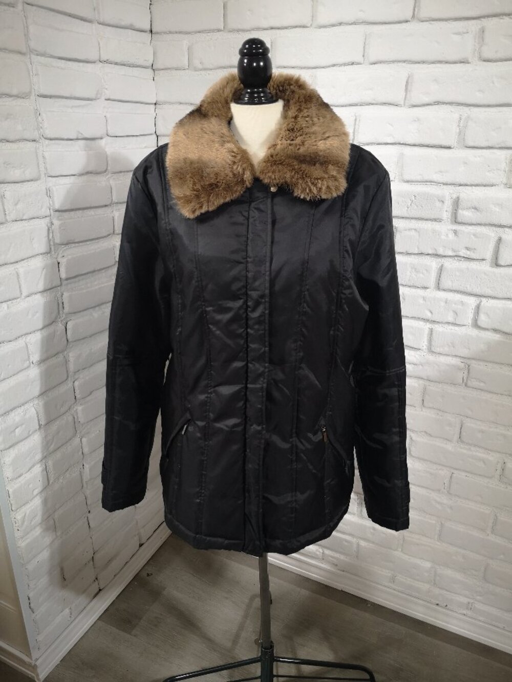 Vintage Levi's Ladies Size 2X Black Lined Winter Jacket w/ Faux Fur Collar